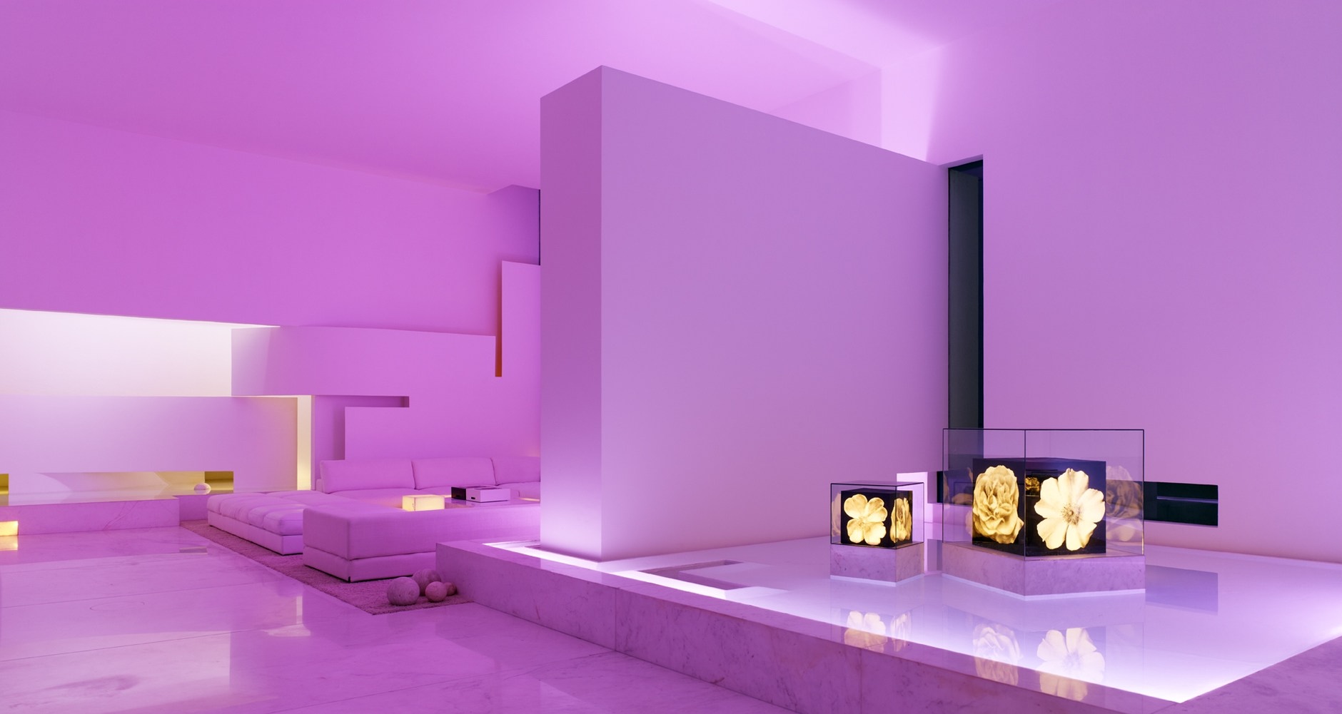 Розовый свет купить. Комната с фиолетовой подсветкой. Розовая подсветка в интерьере. Комнаты в сиреневом цвете Минимализм. Комната с розовой подсветкой.