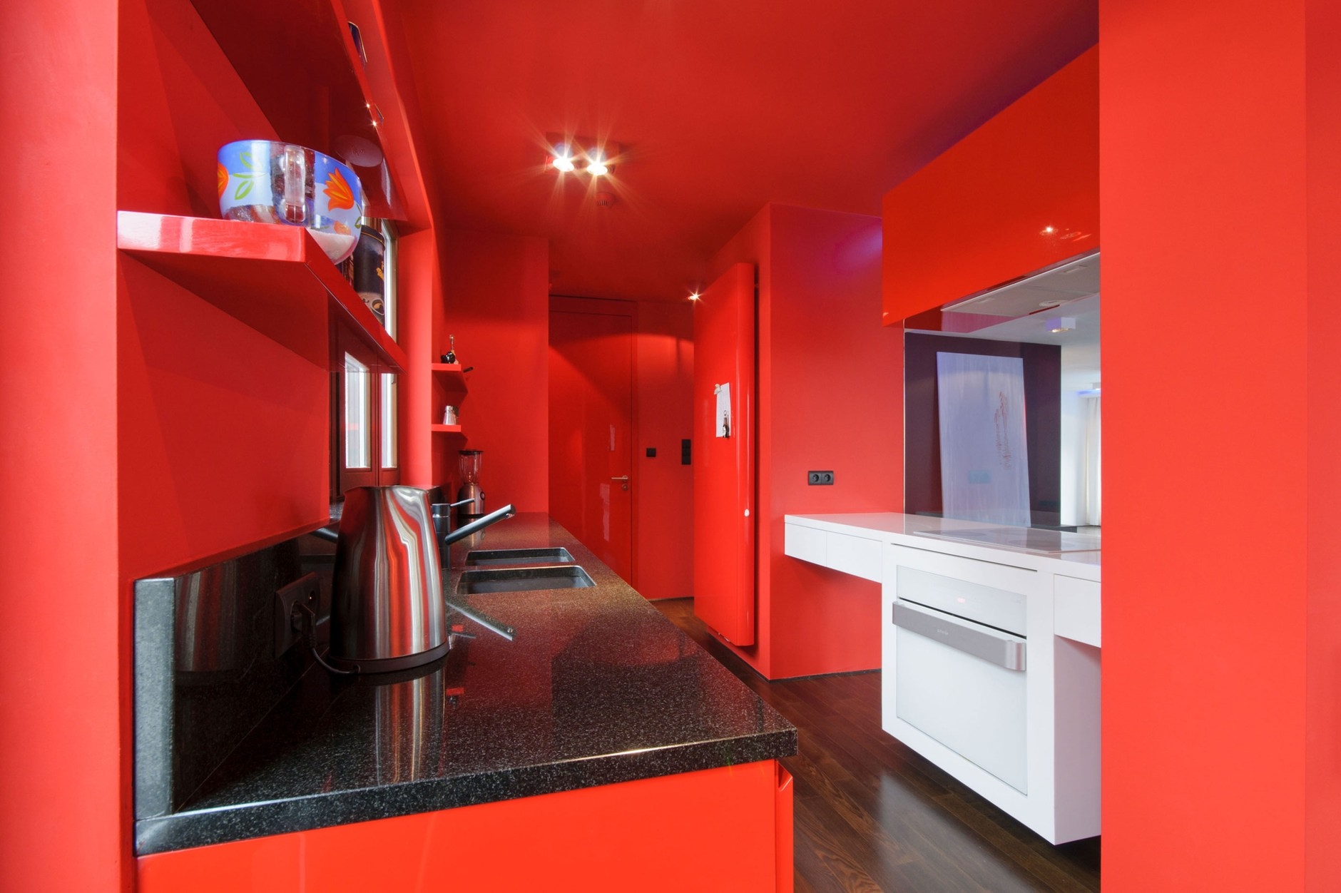 Квартиры в красненькой. Красный интерьер комнаты. Красный цвет в интерьере. Кухня в ярких тонах. Красные стены в интерьере.