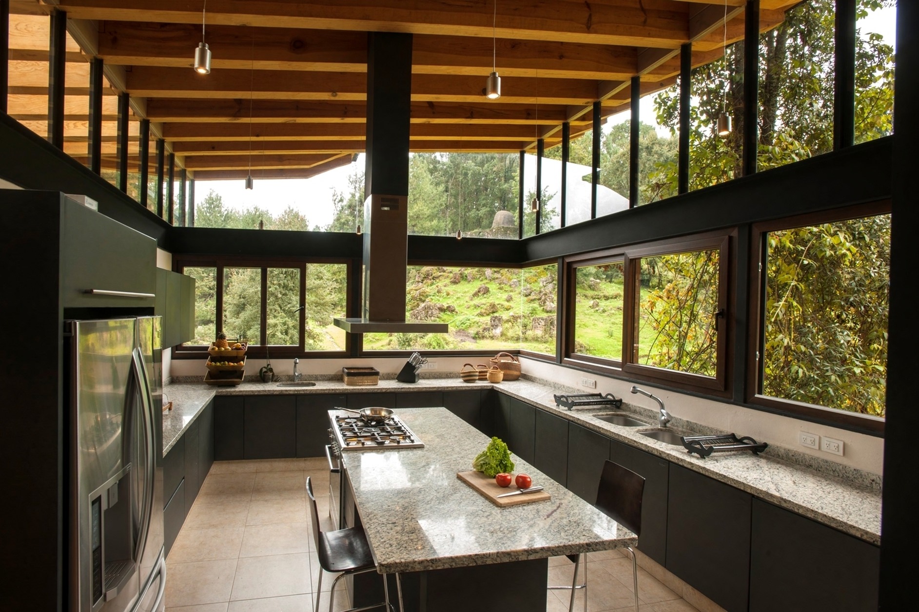 Дом с кухней верандой. Современная летняя кухня. Кухня на веранде. Летняя кухня с панорамными окнами. Кухня с панорамными окнами в частном доме.