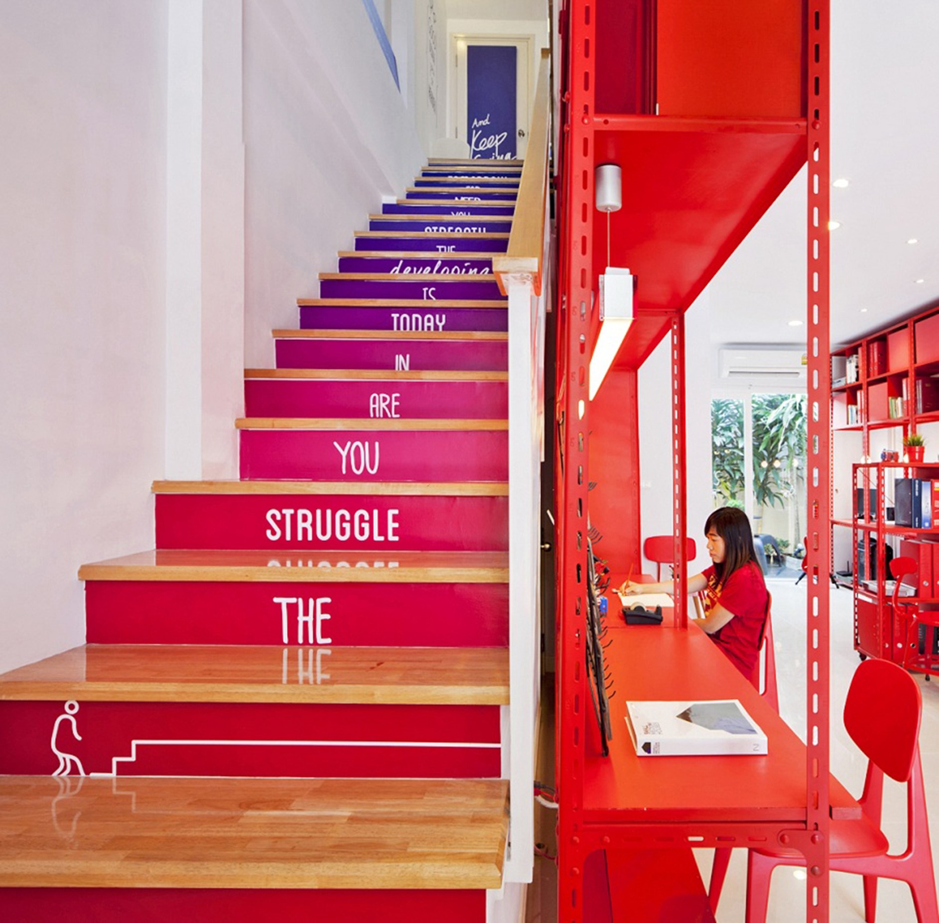 Красные ступеньки. Красивая лестница в школе. Красная лестница. Декор лестницы в школе. Лестница в офисе.